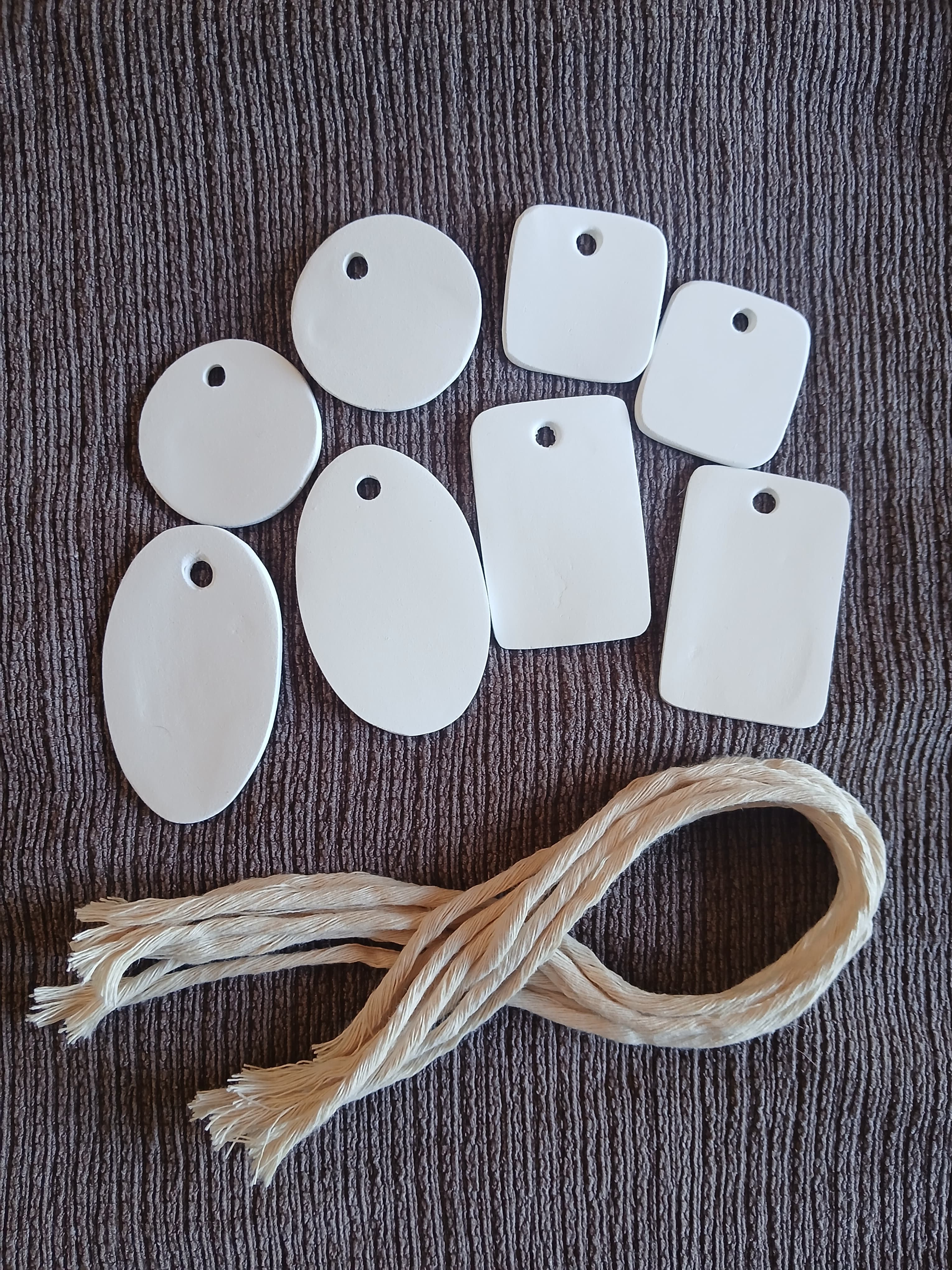 Lot de 8 formes vierges en argile autodurcissante blanche et cordon en macramé, kit DIY suspensions à peindre
