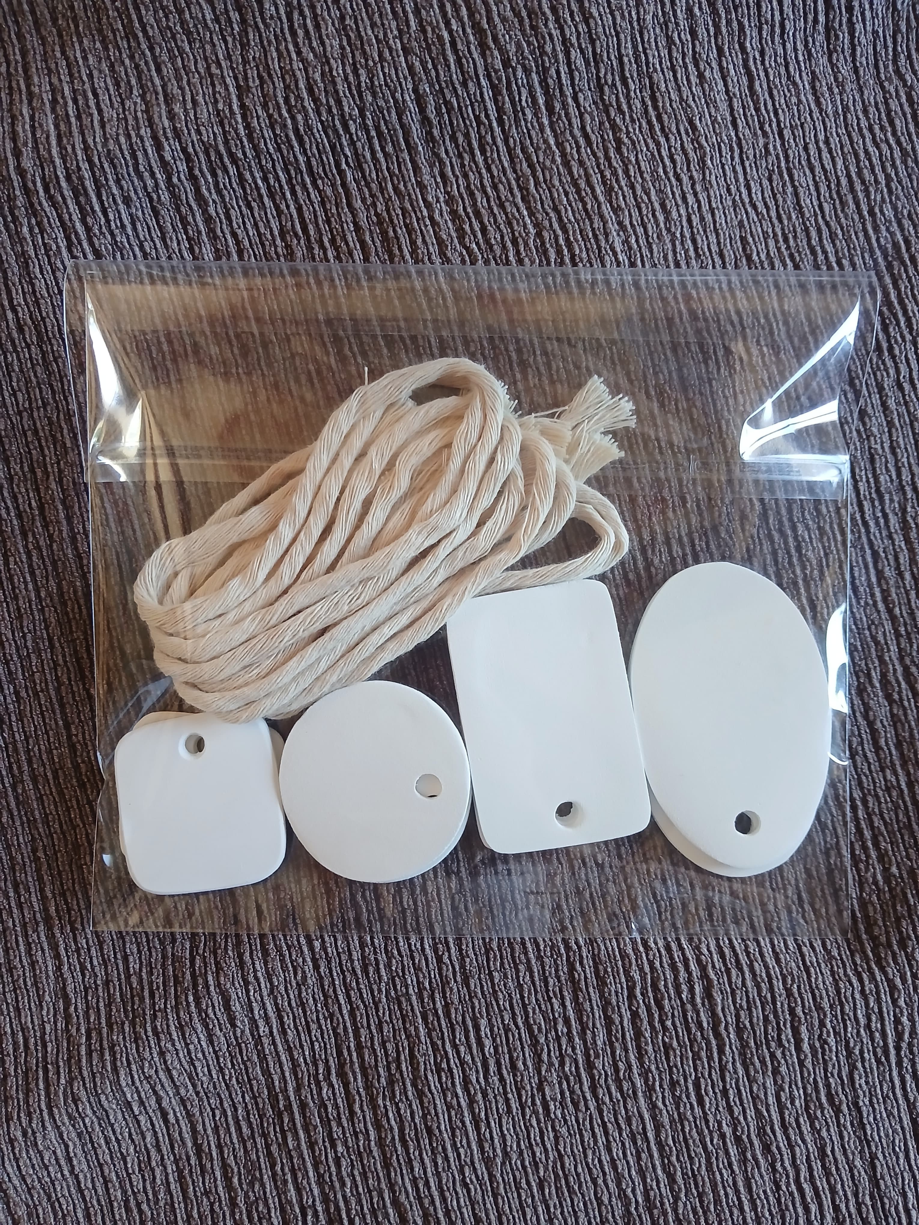 Kit DIY suspensions à peindre — 8 formes en argile autodurcissante et cordon, emballage transparent